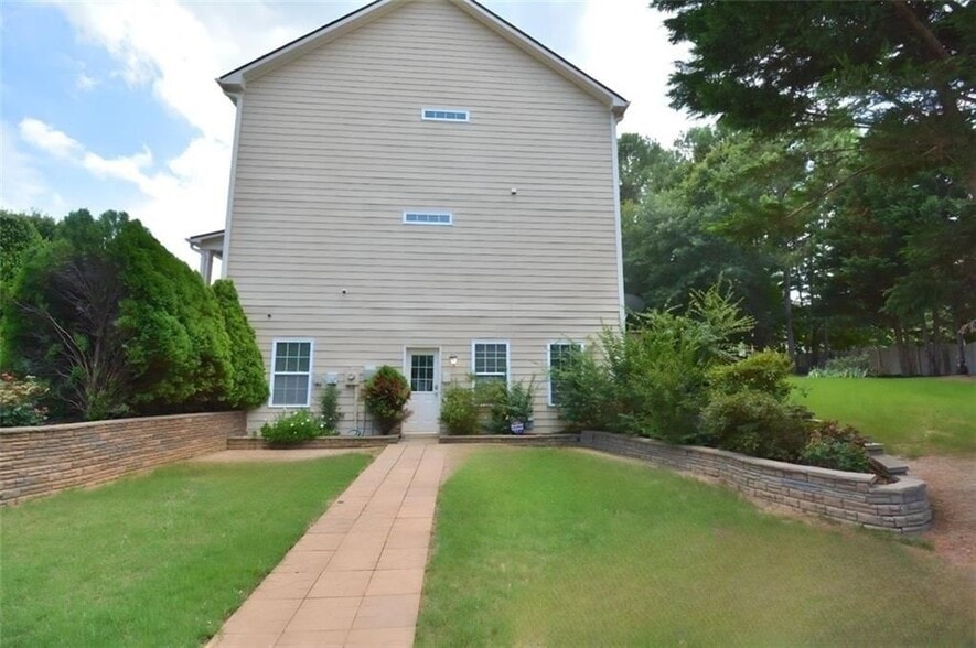 Building Photo - 618 Tradwell Pl NE