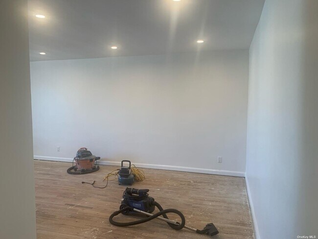 Building Photo - 250 W Merrick Rd