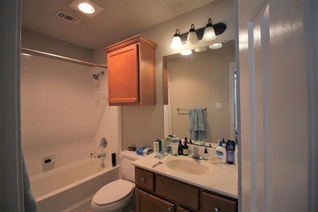 Building Photo - Condo WALKING DISTANCE TO TECH! Pre-leasin...