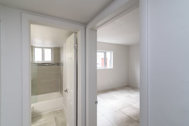 Building Photo - Prestige Courtyard