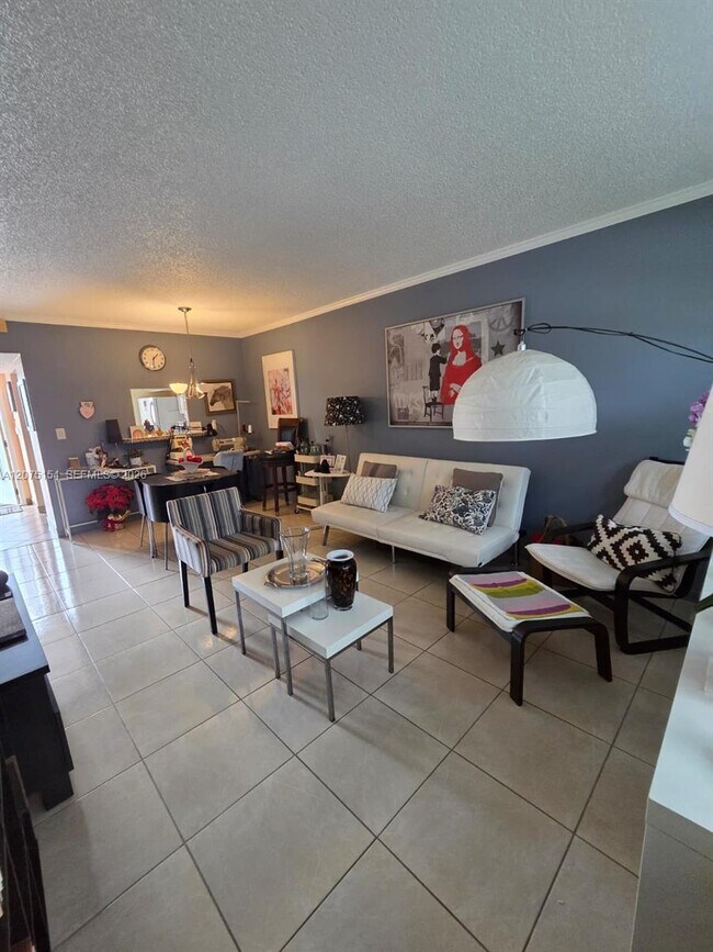 Building Photo - 5181 W Oakland Park Blvd