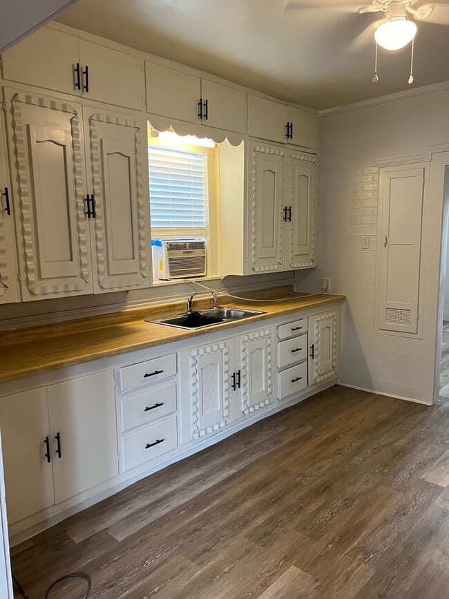 Building Photo - Large 3/2 Home in Sweetwater with Shop