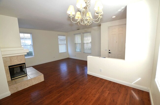 Building Photo - 4Br/3-1/2 bathroom Home