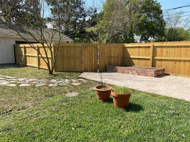Building Photo - 7034 Sharpview Dr