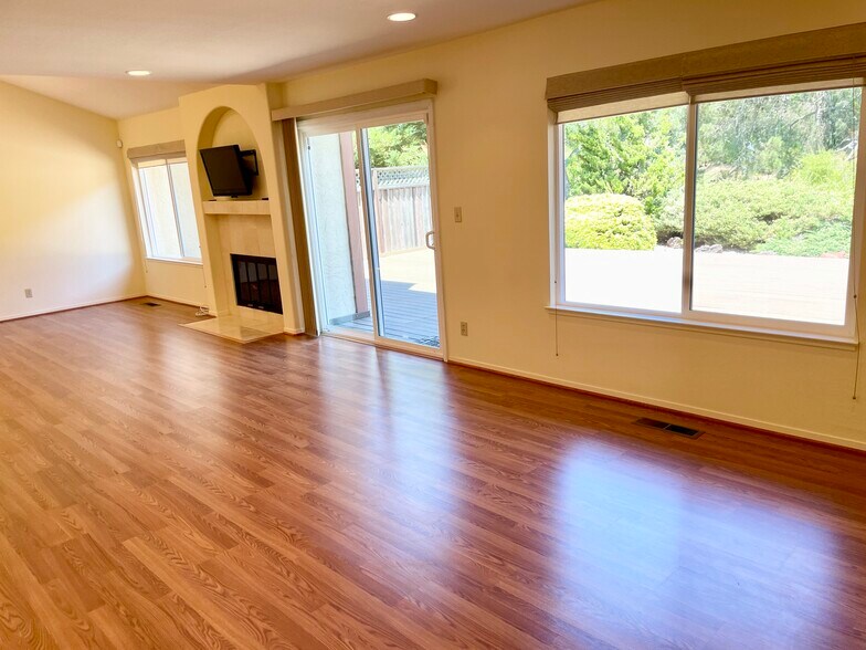 Building Photo - 2118 Pinehurst Ct