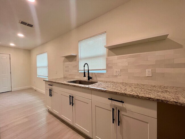 Building Photo - Updated 3/2 in St.Pete