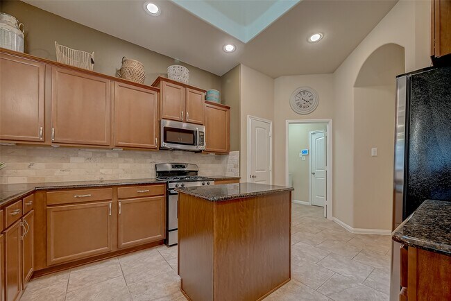 Building Photo - 2431 Garden Falls Dr