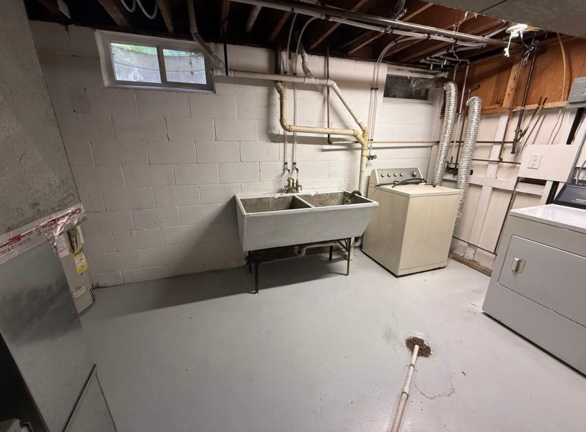 Laundry area - 902 Coolidge Ave