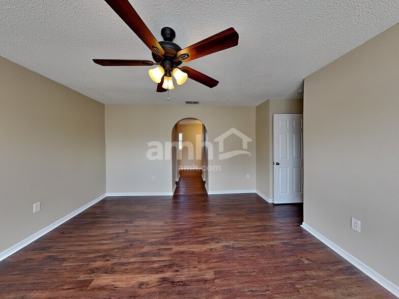 Building Photo - 16000 Wilkinson Dr