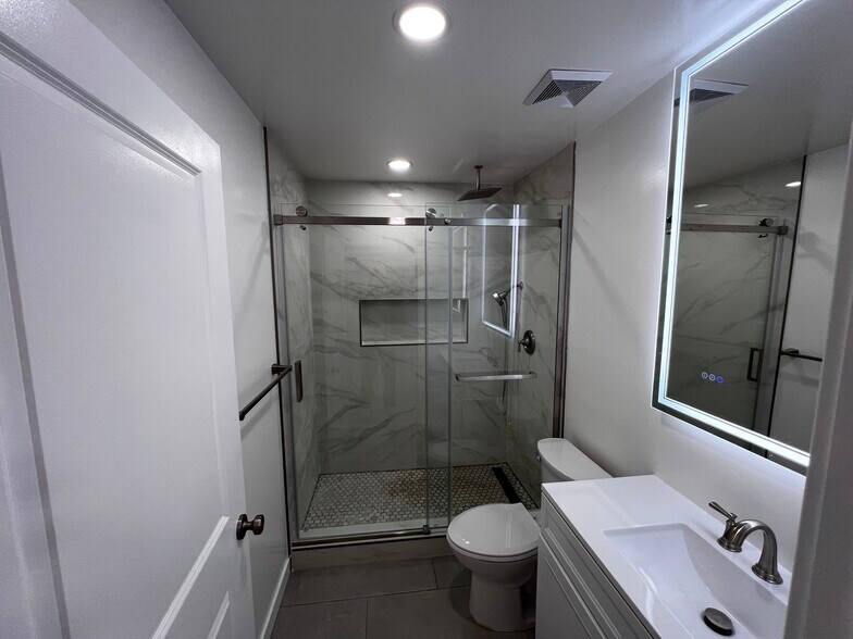 Building Photo - 9717 Oak St