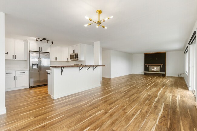 Building Photo - Newly Renovated 2BR/2BA Home with Private Balcony in Seattle