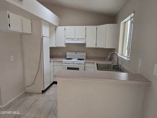 Building Photo - 709 La Chapa Ave