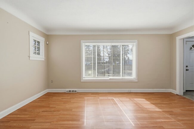 Building Photo - 1301 E Muir Ave