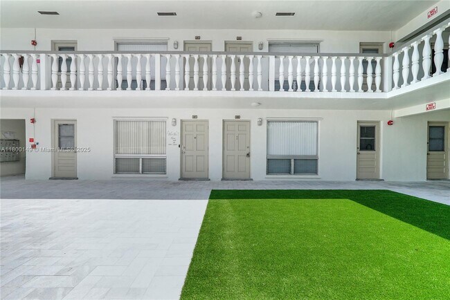 Building Photo - 5450 Hollywood Blvd