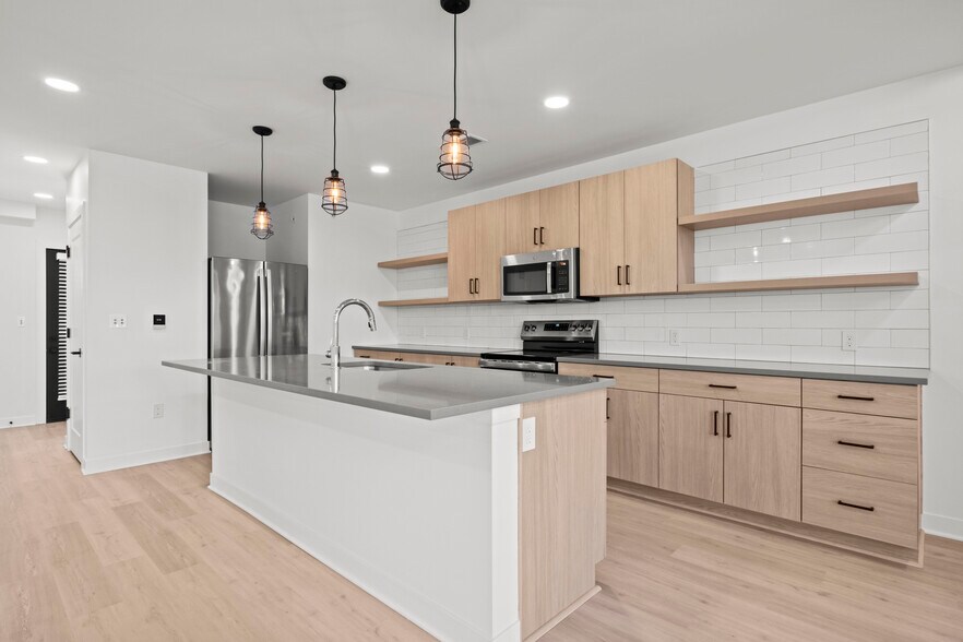 Building Photo - 3009 N Oak Trafficway
