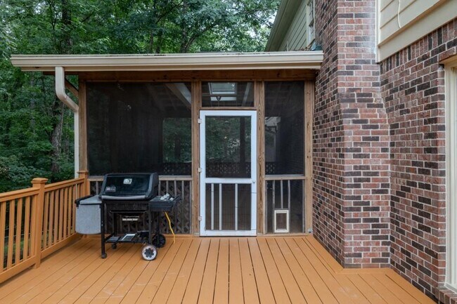 Building Photo - 2858 Livsey Dr