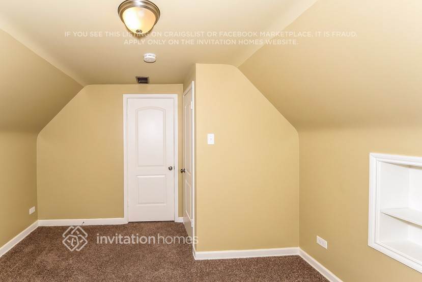 Building Photo - 9625 S Maplewood Ave