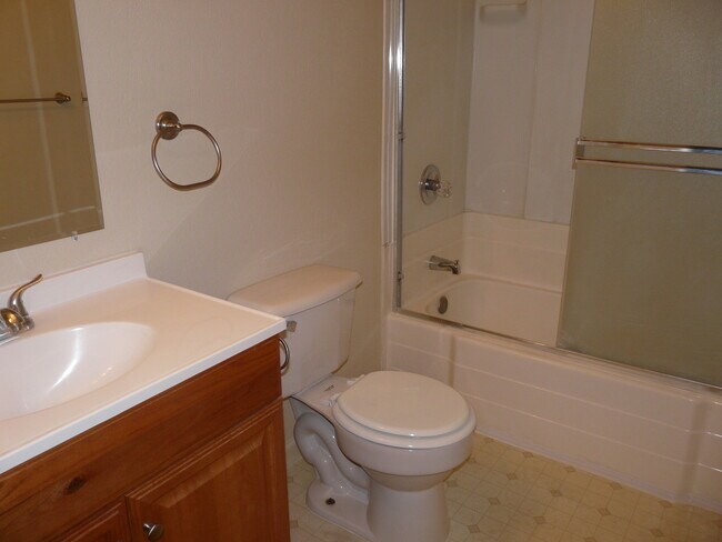 Building Photo - Upstairs 2 Bedroom, 2 Bath in 4-plex near Willow Glen Border!