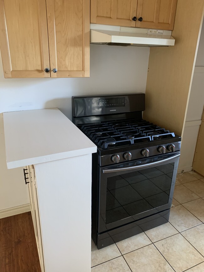 Newer stove and gas range - 1543 11th St