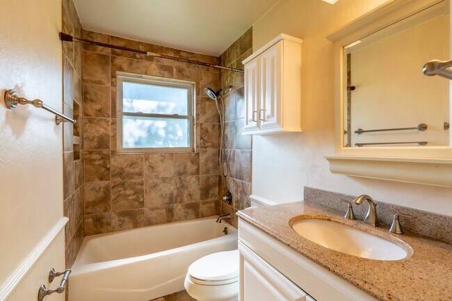 Building Photo - Stunning 3 Bed 1 Bath in amazing area