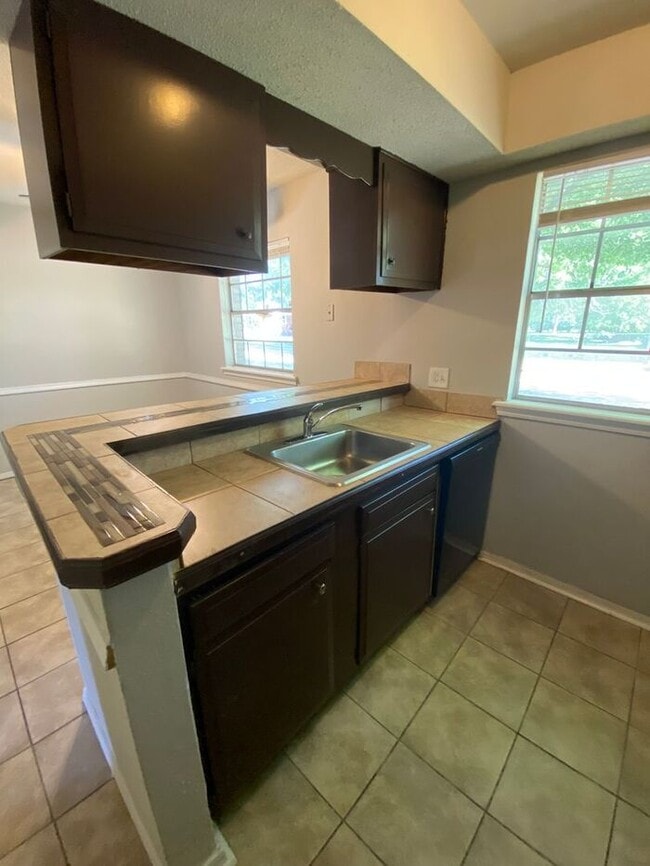 Building Photo - 2 Bedroom 1.5 Bath Apt at the Monterey Square Apts NW OKC