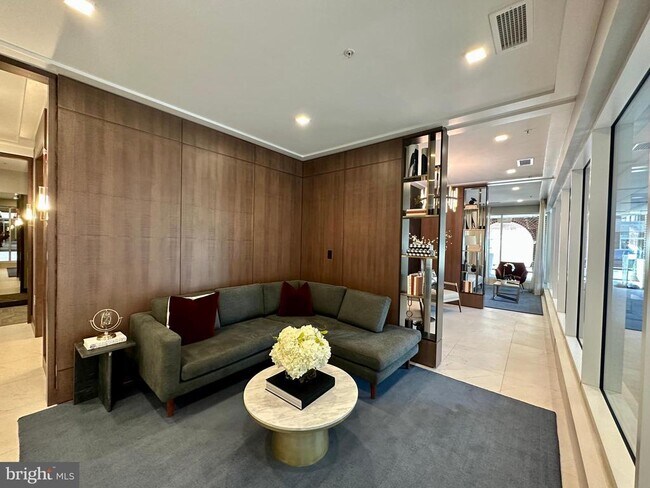 Building Photo - 635 Slaters Ln