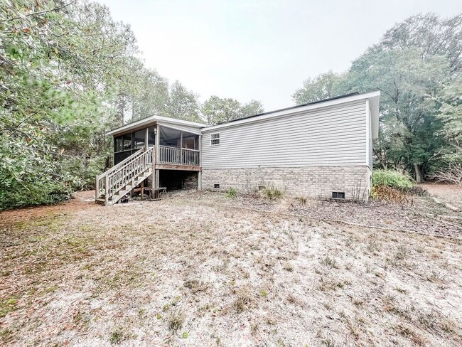 Building Photo - LOCATION! 5 mins from Carolina Beach bridg...