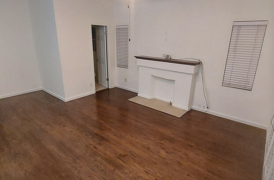 Building Photo - 2818 S Bronson Ave