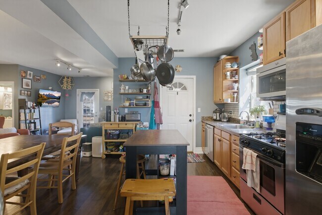 Building Photo - 2544 W George St