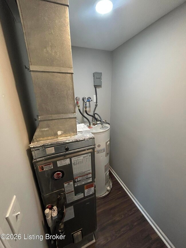 Building Photo - 5510 Baywood Dr