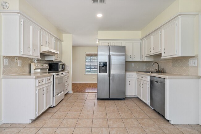 Building Photo - 9134 Lakeside Dr