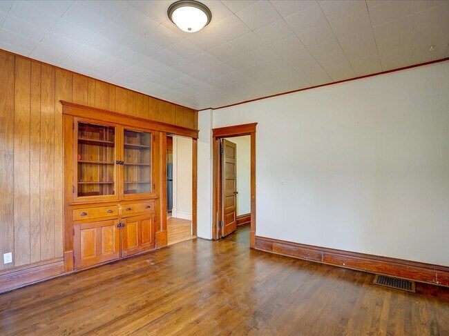 Building Photo - 302 S Shuman St