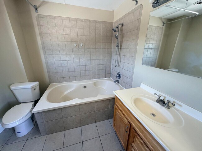 Building Photo - 2 Bed - 1 Bath Beautiful Apartment in Center Square, Albany.