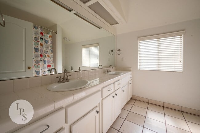 Building Photo - Gated Fresno NW Home, 3BR/2BA, in CUSD - L...