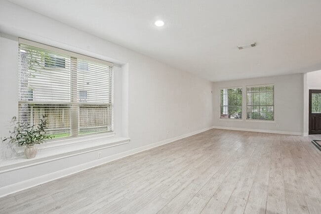 Building Photo - 90 Panterra Way