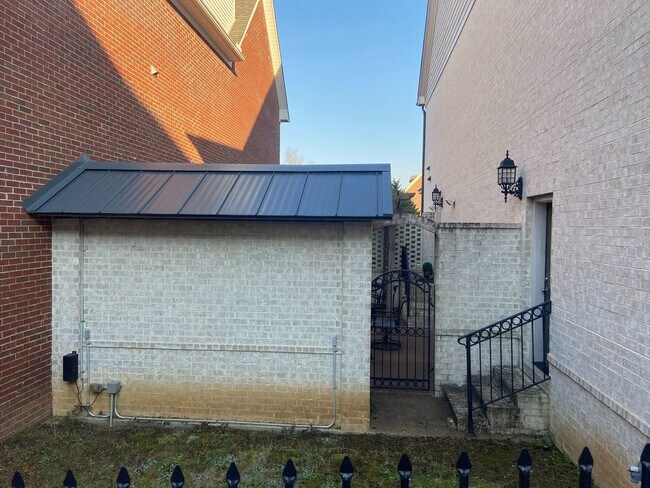 Building Photo - 4BR/4.5BA Furnished Townhome For Rent