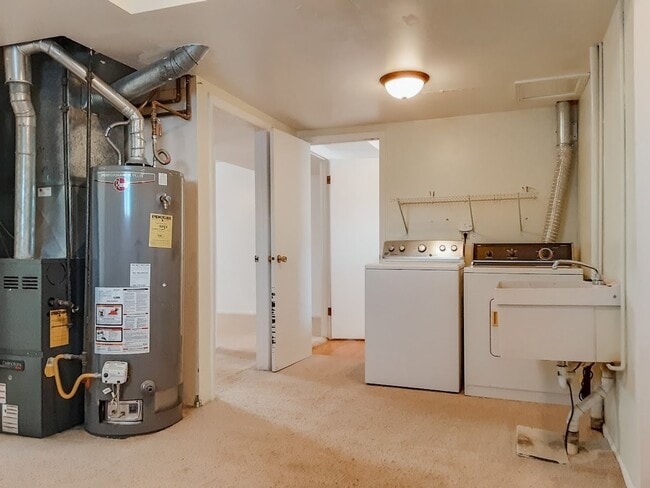 Building Photo - PET FRIENDLY 3 BED/ 2 BATH WITH GARAGE