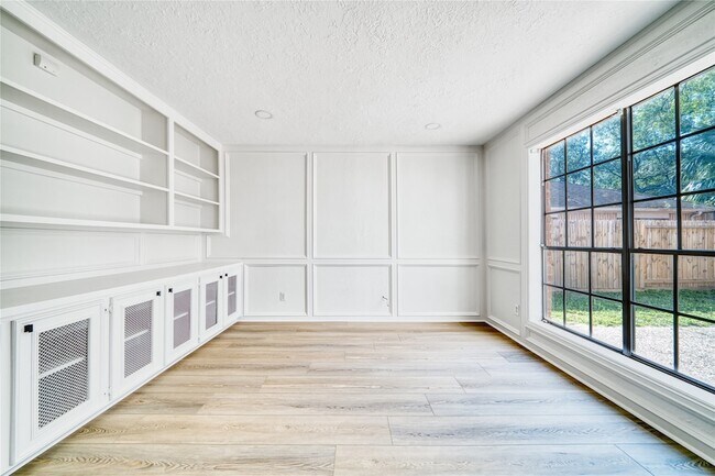 Building Photo - 8006 Albin Ln
