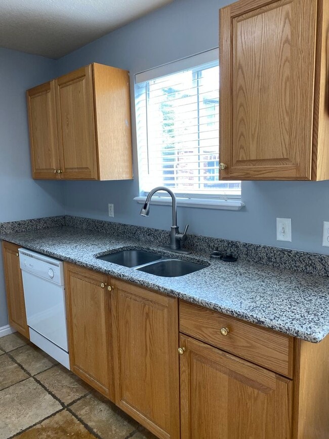 Building Photo - 2 Bed 1 Bath Brentwood Condo