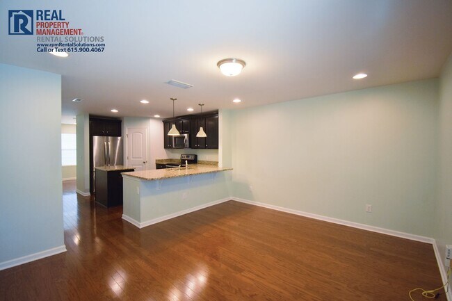 Building Photo - Wonderful townhome 15 min. to downtown Nashville- pool, tennis courts & fitness center!