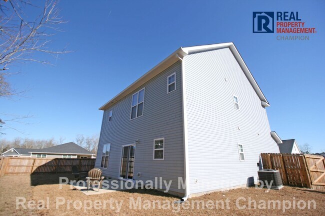 Building Photo - Spacious Home with Fenced Back Yard Convenient to Camp Lejeune