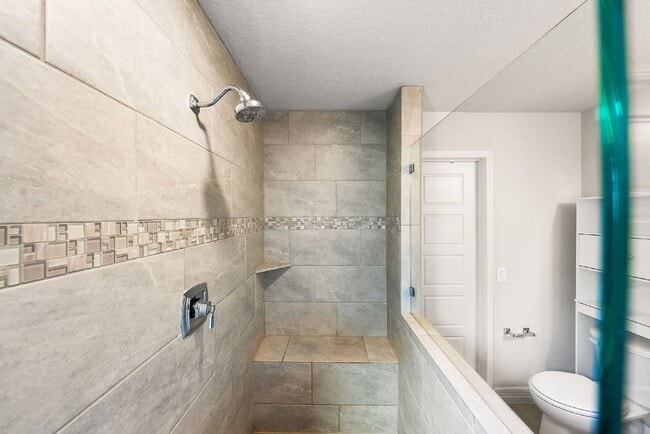 Building Photo - 2 WEEKS FREE RENT w/ 12 Month Lease!!!!!