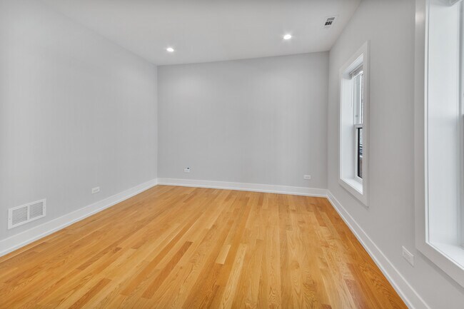 Building Photo - 4624 N Ashland Ave