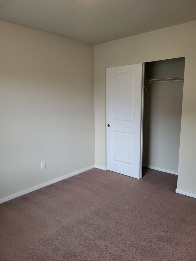 Building Photo - Beautiful 3 Bed 2.5 Bath 3 story home in South Hill Puyallup