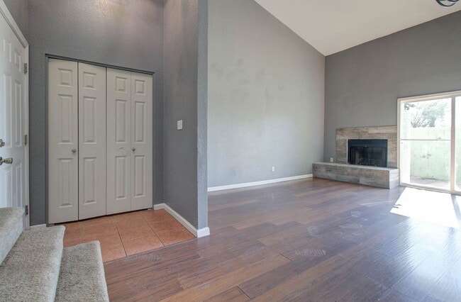 Building Photo - 2202 W Glenrosa Ave