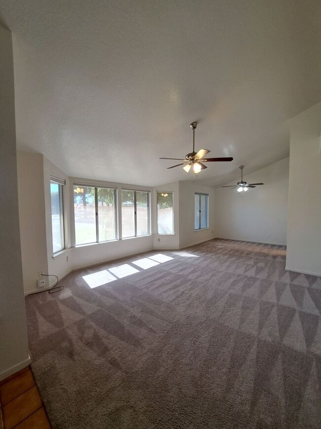 Building Photo - Single Level 3 Bedroom Home Ready to Move in!