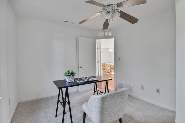 Building Photo - Charming 3 Bed 1 Bath Home Available Immed...