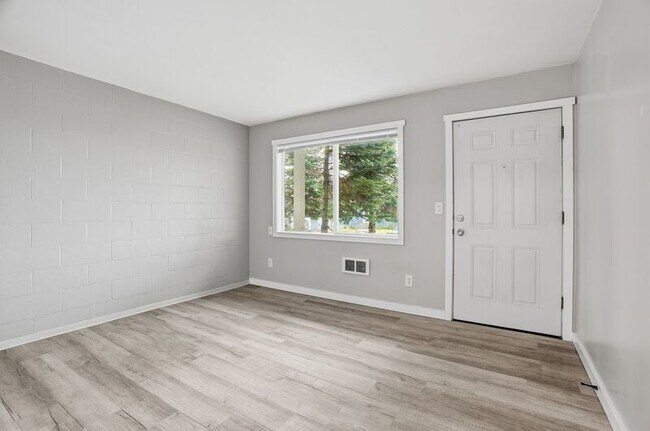 Building Photo - 547 E Fairview Ave