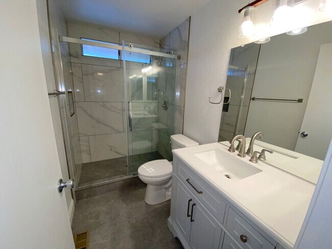 Building Photo - Modern 4 Bedroom, 3 Bath House - Near Died...