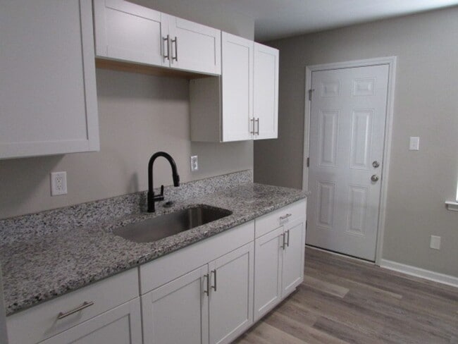Building Photo - Charming 2BD/1BA Garden-Style Apartment